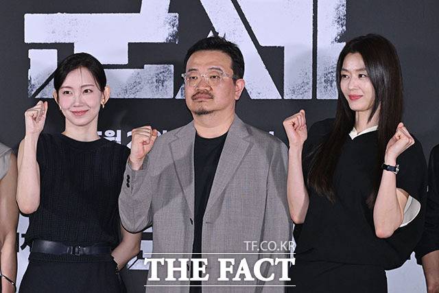 연상호 감독(가운데)은 "당대 사회의 잠재적 공포를 고민하다가 초고속 정보 교류를 통해서 생기는 집단적 사고와 이로부터 느껴지는 개별성의 무력함에서 이야기를 시작했다"고 말했다. /서예원 기자