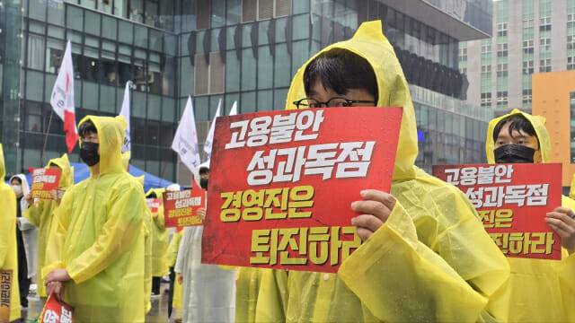 카카오 노조가 20일 경기도 판교 카카오 아지트 앞에서 결의대회를 진행하고 있다(사진=지디넷코리아)