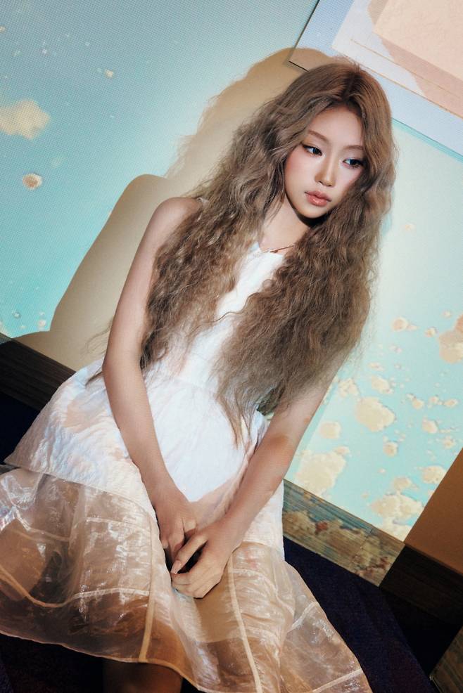 The group izna has begun full-scale preparations for their comeback by releasing the first concept photos for their third mini-album, Love All. In the released photos, the members exude a mysterious atmosphere, appearing as if they are lost in deep daydreams within a room, raising anticipation for the new album.This album marks their first new release in approximately eight months since their second mini-album, Not Just Pretty, which was released last September. izna plans to capture the story of finding their own rhythm, rather than adhering to the standards of others, in this album.With every comeback, izna has been garnering attention from global fans by attempting fresh transformations in their music and performances. In particular, this album is attracting interest from fans by previewing a so-called power dreamy performance.The third mini-album, Love All, will be released on major music streaming sites on June 8 at 6 PM. A showcase commemorating the release is scheduled to be held at Blue Square Hall in Yongsan-gu, Seoul, at 8 PM on the same day.