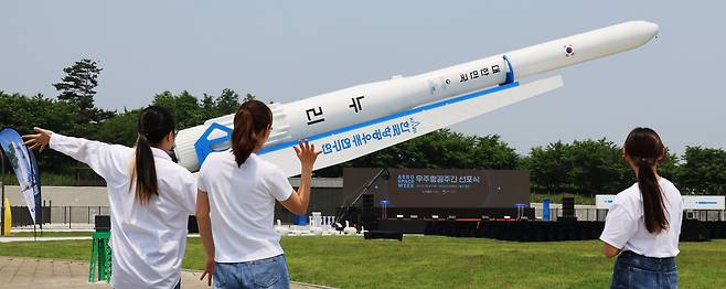 경기도 과천시 국립과천과학관 다목적광장에서 시민들이 누리호 실물 모형을 바라보고 있다. /연합뉴스