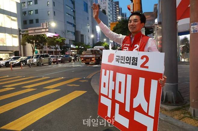 박민식 국민의힘 부산 북구갑 국회의원 후보가 14일 부산 북구 덕천동 인근에서 시민들에게 인사하고 있다. ⓒ데일리안 방규현 기자