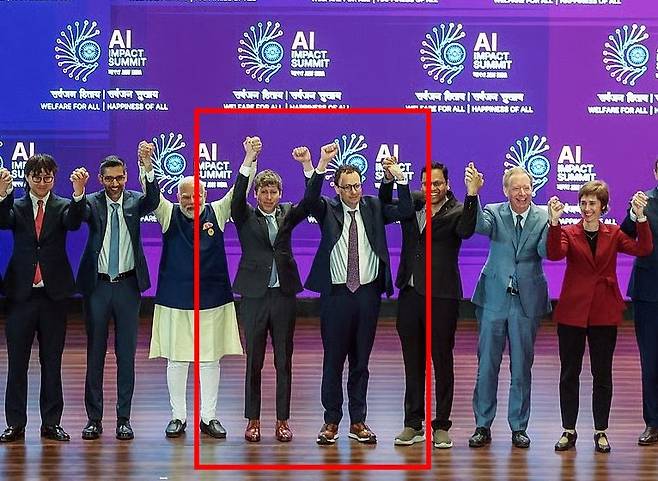 인도에서 ‘AI Impact Summit 2026’에서 손을 잡지 않는 샘 올트먼 오픈AI CEO와 다리오 아모데이 앤스로픽 CEO. 엑스 DDNEWS 갈무리