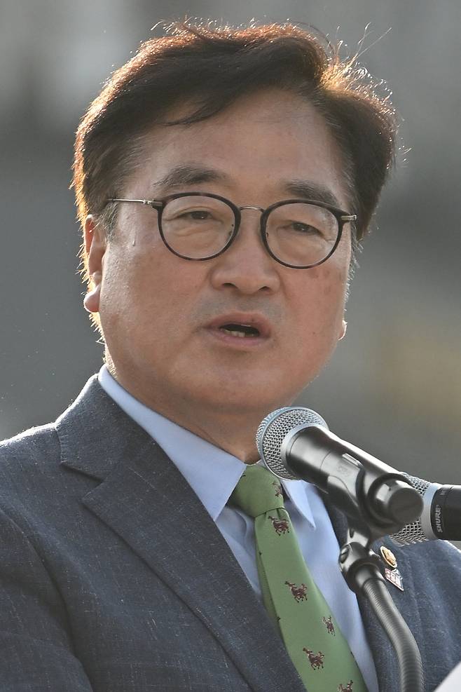 우원식 국회의장이 17일 오후 광주 동구 5·18민주광장에서 열린 5·18 전야제에 참석해 발언하고 있다. 뉴시스
