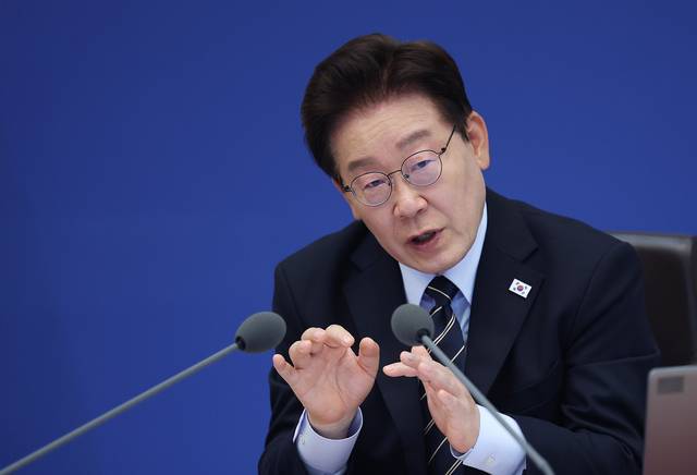 이재명 대통령이 20일 청와대에서 열린 국무회의 겸 비상경제점검회의에서 발언하고 있다. [연합뉴스]