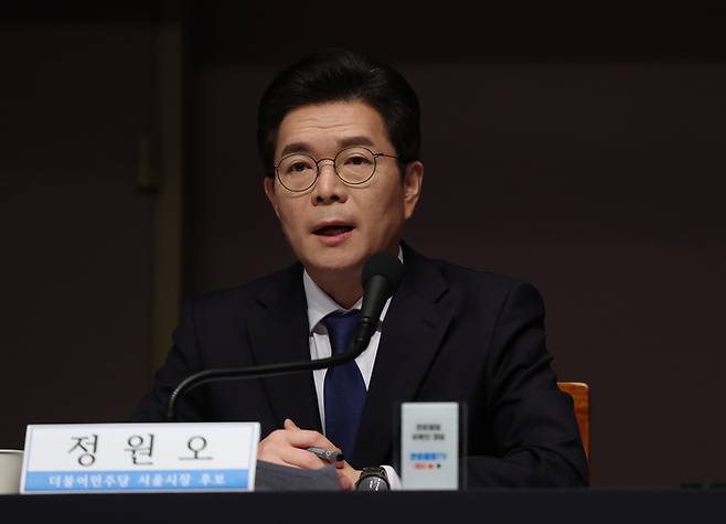 더불어민주당 정원오 서울시장 후보가 20일 서울 중구 한국프레스센터에서 열린 관훈토론회에서 패널들의 질문에 답하고 있다.  연합뉴스