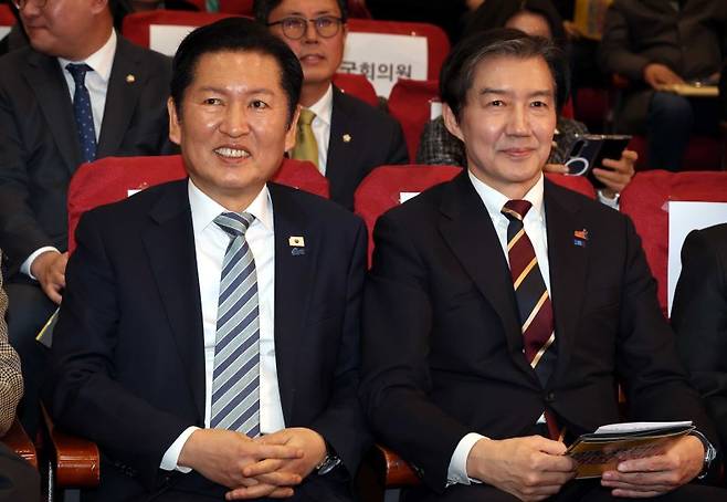 정청래 더불어민주당 대표(왼쪽)와 조국 조국혁신당 대표가 지난달 25일 오후 서울 여의도 국회 의원회관 대회의실에서 열린 5·18정신 헌법전문수록 개헌 촉구 국민결의대회에 참석하고 있다. 뉴시스
