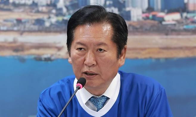 더불어민주당 총괄상임선거대책위원장인 정청래 대표가 20일 경기 여주시 민주당 박시선 여주시장 후보 선거사무소에서 열린 현장 선거대책위원회의에서 발언하고 있다. 연합뉴스