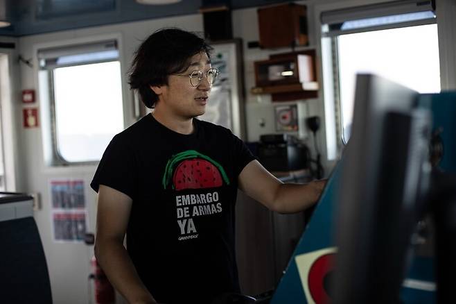 그린피스 환경감시선인 ‘아틱 선라이즈’에서 근무 중인 류한범 일등 항해사. 그린피스 제공