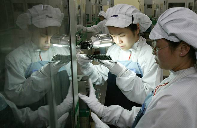 삼성전자 반도체 공장 노동자들의 모습. 한겨레 자료