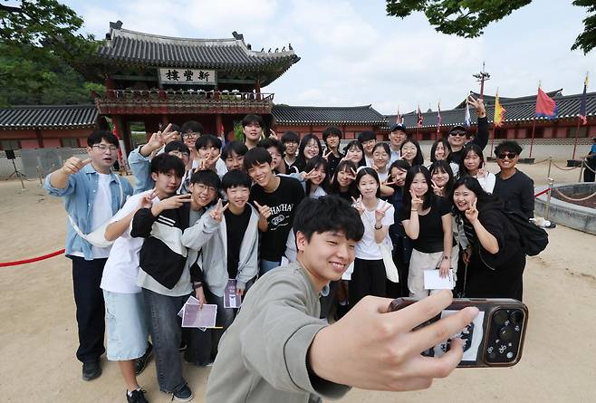 화창한 봄 날씨를 보인 12일 경기 수원시 화성행궁 앞에서 수학여행 온 학생들이 기념촬영을 하고 있다. 뉴스1