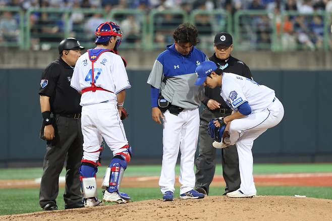 19일 포항 KT전에서 6이닝 1실점으로 호투한 삼성 원태인이 경기 도중 왼쪽 엉덩이 근육 통증을 호소하고 있다. 삼성 제공