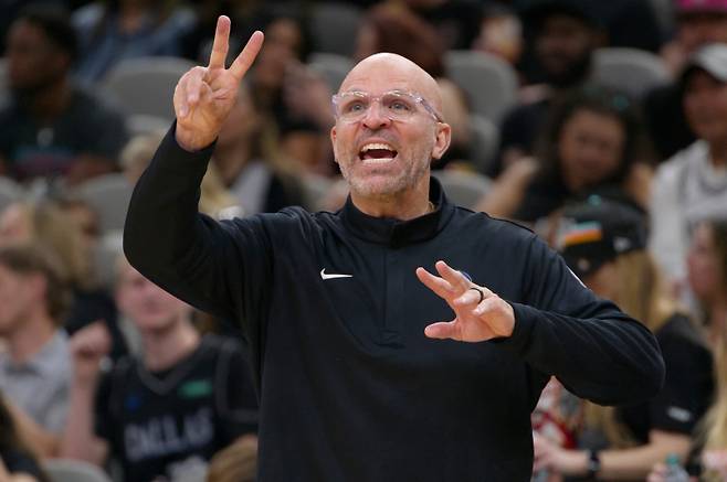 <yonhap photo-2511=""> Dallas Mavericks head coach Jason Kidd yells to his players during the first half of an NBA basketball game against the San Antonio Spurs, Friday, April 10, 2026, in San Antonio. (AP Photo/Darren Abate)/2026-04-11 10:03:23/ <저작권자 ⓒ 1980~2026 ㈜연합뉴스. 무단 전재 재배포 금지, AI 학습 및 활용 금지></yonhap>