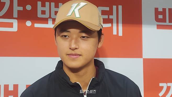 2026 전체 1순위 신인 박준현(19)이 소속팀 키움 히어로즈 선배 투수이자 에이스인 안우진(27)의 후계자를 자처했다. IS포토