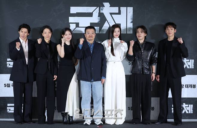 배우 고수, 김신록, 신현빈, 연상호 감독, 전지현, 구교환, 지창욱이 6일 오전 서울 용산구 CGV용산아이파크몰에서 열린 영화 '군체' 제작보고회에 참석해 포토타임을 갖고 있다. '군체'는 정체불명의 감염 사태로 봉쇄된 건물 안, 고립된 생존자들이 예측할 수 없는 형태로 진화하는 감염자들에 맞서 벌이는 사투를 그린 영화. 오는 5월 개봉. 서병수 기자 qudtn@edaily.co.kr /2026.04.06/