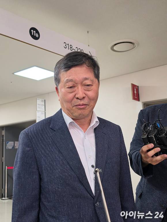 박수근 중앙노동위원회 위원장이 2차 사후 조정 회의 결렬 직후 기자들을 만나 질문에 답하고 있다. [사진=황세웅 기자]