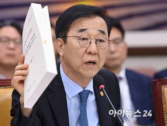 김윤덕 국토교통부 장관이 20일 국회 국토교통위원회에서 열린 GTX-A 삼성역 공사 현장 철근 누락 관련 현안 질의에서 의원 질의에 답변하고 있다.