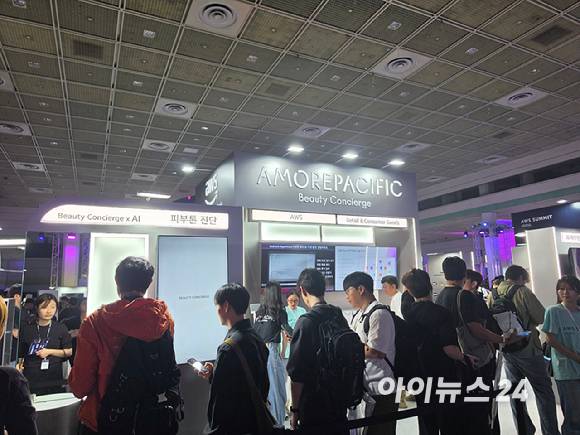 'AWS 서밋 서울 2026' 엑스포 아모레퍼시픽 부스에서 참관객들이 AI 피부진단 서비스를 체험하고 있다. [사진=윤소진 기자]