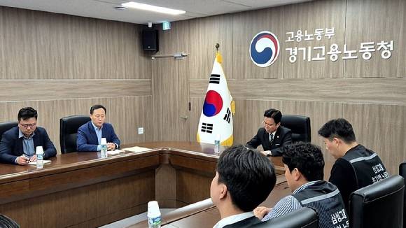 김영훈 고용노동부 장관(가운데)이 20일 수원 경기고용노동청에서 삼성전자 노사와 협상을 진행하고 있다. 왼쪽이 삼성전자 인사 담당 임원들, 오른쪽이 삼성전자 노조 관계자들. [사진=고용노동부]