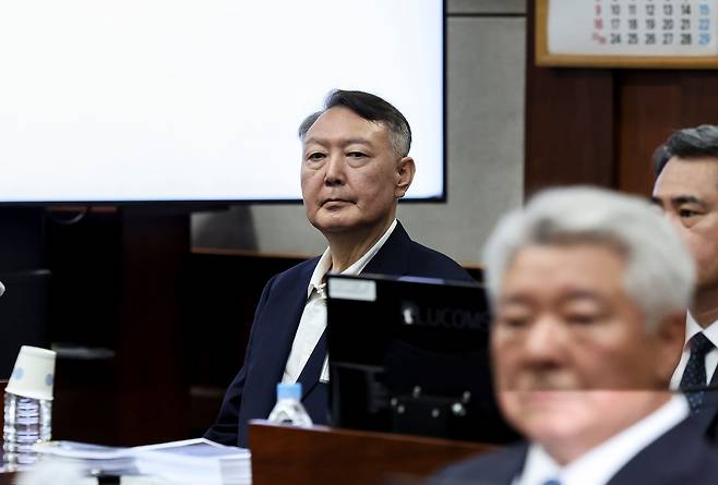 윤석열 전 대통령이 지난해 9월 26일 서울 서초구 서울중앙지법에서 열린 특수공무집행방해, 직권남용 권리행사방해 등 혐의 사건 첫 공판에 출석해있다. 뉴스1