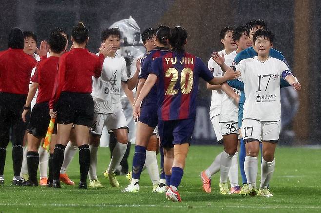 20일 오후 경기도 수원시 장안구 경수대로 수원종합운동장에서 열린 2025-2026 아시아축구연맹(AFC) 여자 챔피언스리그(AWCL) 4강 수원FC 위민과 북한 내고향여자축구단의 경기에서 내고향 김경영 등 선수들이 2대1 승리 후 수원FC 선수들과 인사를 나누고 있다. 뉴스1