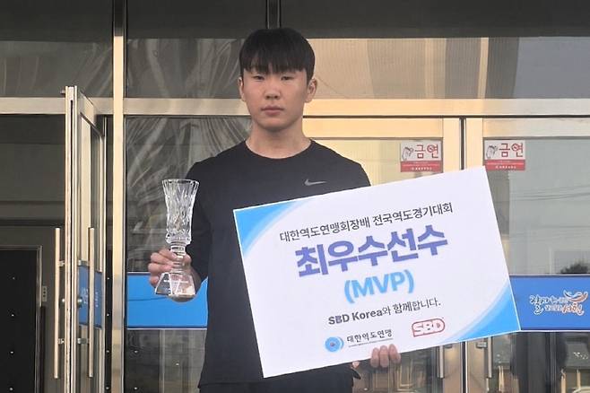 ▲ 원주고 김하준이 19일 충남 서천군민체육관에서 막을 내린 대한역도연맹회장배 전국역도경기대회에서 3관왕에 오르며 남자고등부 최우수선수를 차지한 뒤 기념 촬영하고 있다.  강원도역도연맹 제공