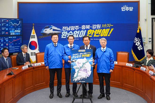 ▲ 우상호 더불어민주당 도지사 후보는 19일 국회에서  정청래 당대표와 신용한 충청북도지사·민형배 전남광주통합특별시장 후보가 참석한 가운데 ‘합동 공약 발표회’를 가졌다.  우상호 캠프제공