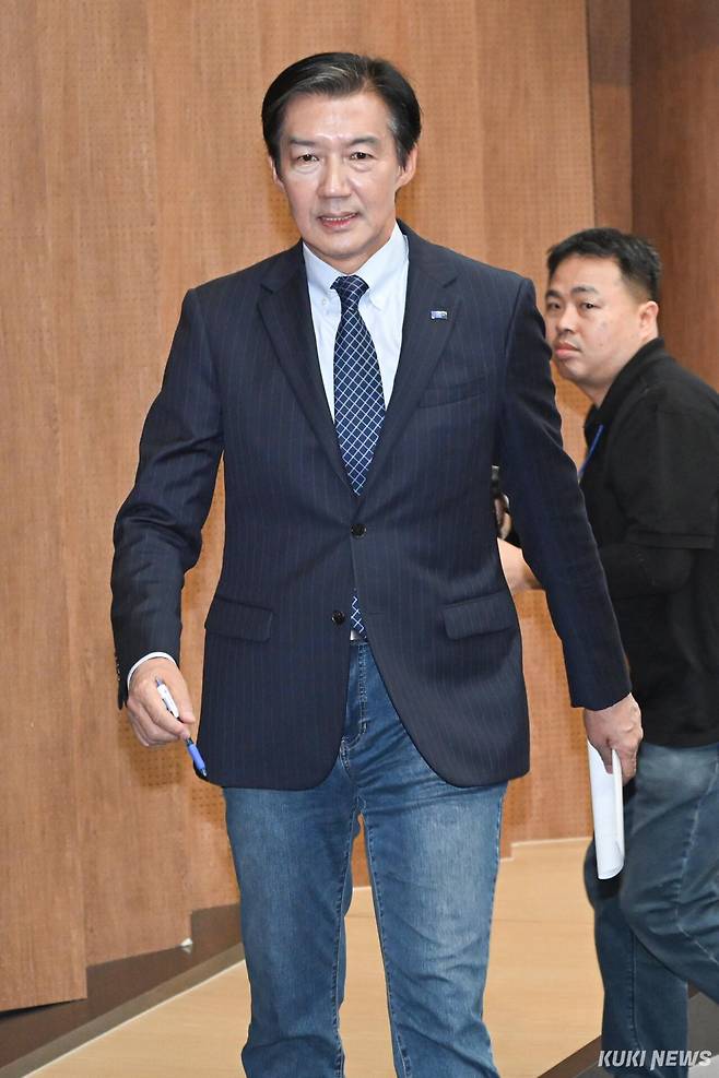조국 조국혁신당 평택을 후보가 20일 국회 소통관에서 6.3 지방선거 현안 관련 기자회견을 마치고 회견장을 나서고 있다.