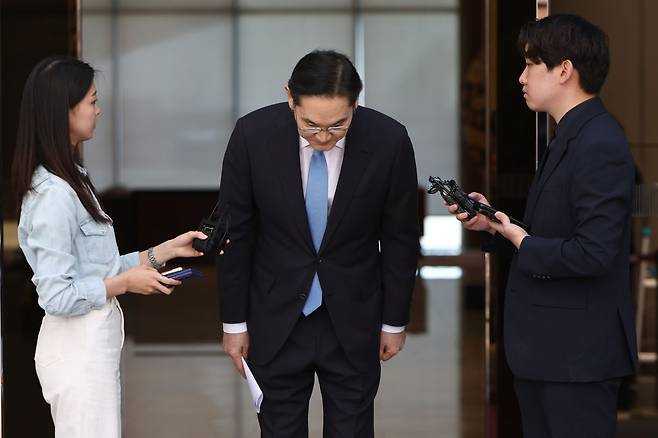 해외 출장을 마치고 급거 귀국한 이재용 삼성전자 회장이 지난 16일 서울 김포비즈니스항공센터(SGBAC)에서 머리 숙여 사죄 인사를 하고 있다. 연합뉴스