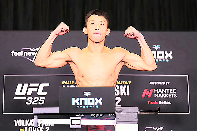 ‘피지컬: 100’ 김상욱이 2026년 1월 호주 시드니 Road to UFC 시즌4 라이트급 결승전 계체를 통과하고 있다. 아시아 인재 발굴 프로젝트 RTU를 제패하면 UFC와 정식 계약을 한다. 사진=TKO