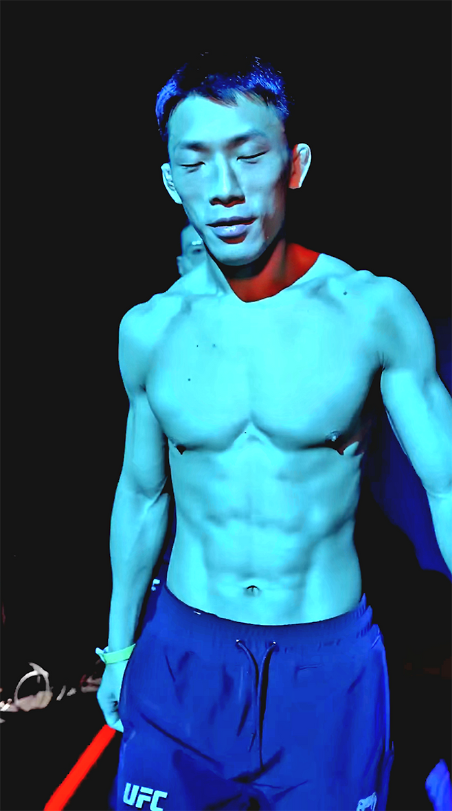 ‘피지컬: 100’ 김상욱이 2026년 1월 호주 시드니 슈퍼돔 Road to UFC 시즌4 라이트급 결승전 공개 계체 행사에 입장하고 있다. 아시아 인재 발굴 프로젝트 RTU를 제패하면 UFC와 정식 계약을 한다. 사진=TKO