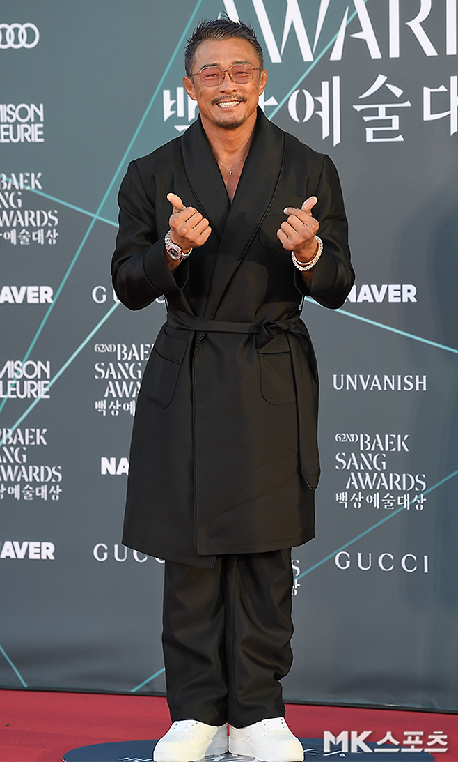 2002년 제14회 부산하계아시안게임 유도 금메달리스트 아키야마 요시히로(추성훈)가 2026년 5월 제62회 백상예술대상 TV 부문 남자 예능상 후보로 참석하여 기념 촬영을 하고 있다. 사진=천정환 기자