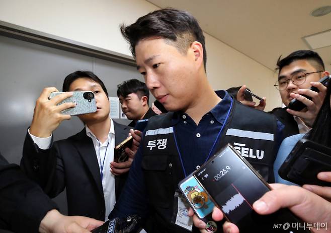 최승호 삼성그룹 초기업노동조합 삼성전자지부 위원장이 총파업 예고 시한을 이틀 앞둔 19일 정부세종청사 중앙노동위원회에서 열린 2차 사후조정 2일차 오후회의에 참석하고 있다. /사진=뉴스1 /사진=(세종=뉴스1) 오대일 기자