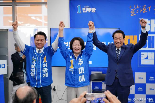 [서울=뉴시스] 김근수 기자 = 이광재(왼쪽) 더불어민주당·하남갑 국회의원 후보가 10일 오전 경기 하남시 이광재 후보자 캠프사무소에서 열린 캠프 개소식에서 추미애 경기도지사 후보와 우상호 강원도지사 후보와 기념촬영을 하고 있다. (사진= 이광재 캠프 제공) 2026.05.10. photo@newsis.com *재판매 및 DB 금지 /사진=김근수