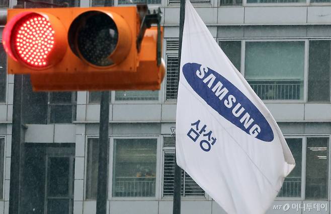 [서울=뉴시스] 최진석 기자 = 삼성전자 노사가 2차 사후조정을 진행했으나 성과급 재원 배분 비율을 둘러싼 이견을 좁히지 못하며 협상이 결렬된 20일 서울 서초구 삼성전자 서초사옥에 삼성기가 펄럭이고 있다.  삼성전자 노사의 임금 협상은 이날 정부 사후 조정 절차에서도 끝내 합의에 이르지 못하고 결렬됐다. 삼성전자 노조는 협상 결렬로 앞서 예고한 대로 오는 21일 총파업에 돌입하겠다고 선언했다. 2026.05.20. myjs@newsis.com /사진=최진석