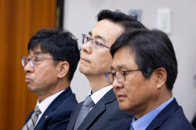 이한우 현대건설 대표이사가 20일 서울 여의도 국회에서 열린 제435회 국회(임시회) 국토교통위원회 제2차 전체회의 GTX-A 삼성역 구간 철근 누락에 대한 현안 질의에 출석했다. 왼쪽부터 이안호 국가철도공단 이사장 직무대행, 이한우 대표, 최동식 삼안 대표이사./사진=뉴스1
