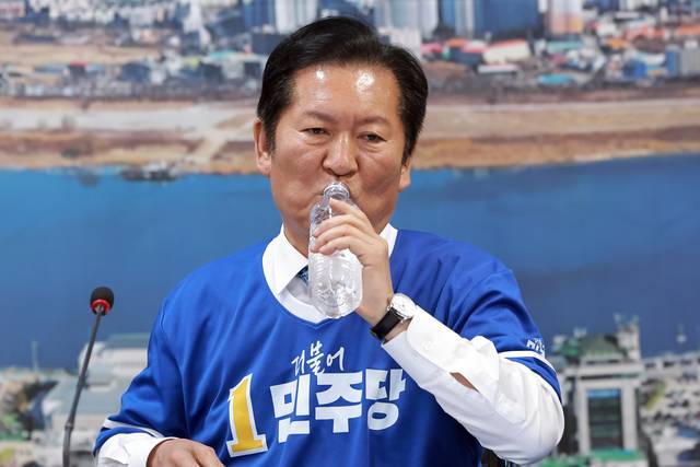 더불어민주당 총괄상임선거대책위원장인 정청래 대표가 20일 경기도 여주시 민주당 박시선 여주시장 후보 선거사무소에서 열린 현장 선거대책위원회의에 참석해 목을 축이고 있다. 연합뉴스