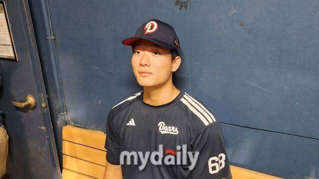 최민석이 5월 19일 잠실 NC 다이노스전을 마치고 취재진과 인터뷰를 하고 있다./잠실=김경현 기자