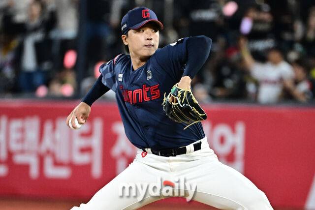 6일 경기도 수원 KT위즈파크에서 열린 '2026 신한 SOL BANK KBO리그' 롯데 자이언츠 와 KT 위즈 경기. 롯데 박정민이 8회말 마운드에 올라 힘차게 투구하고 있다./마이데일리