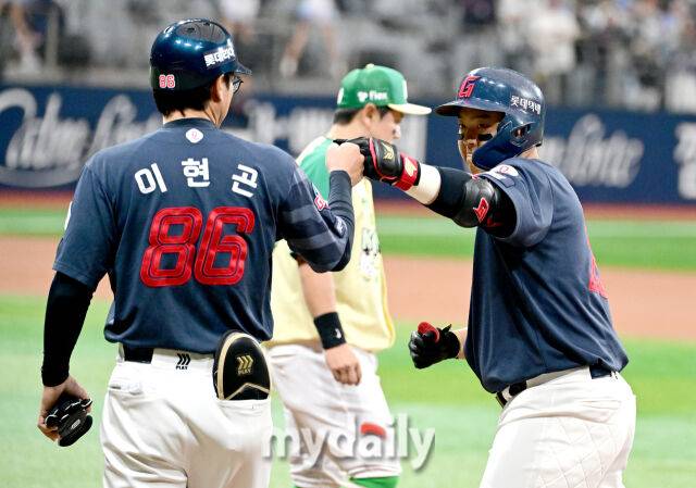 2026년 4월 12일 오후 서울 고척스카이돔에서 열린 '2026 신한 SOL KBO리그' 롯데 자이언츠와 키움 히어로즈의 경기. 롯데 한동희가 1회초 2사 1루서 안타를 친 뒤 기뻐하고 있다./마이데일리