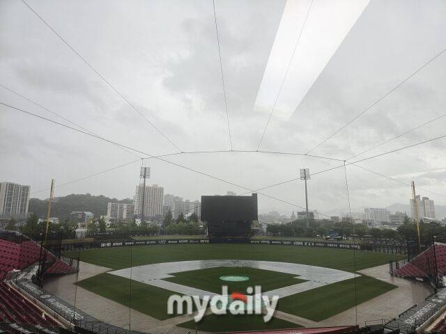 광주KIA챔피언스필드에 비가 내리고 있다./광주=김진성 기자 kkomag@mydaily.co.kr