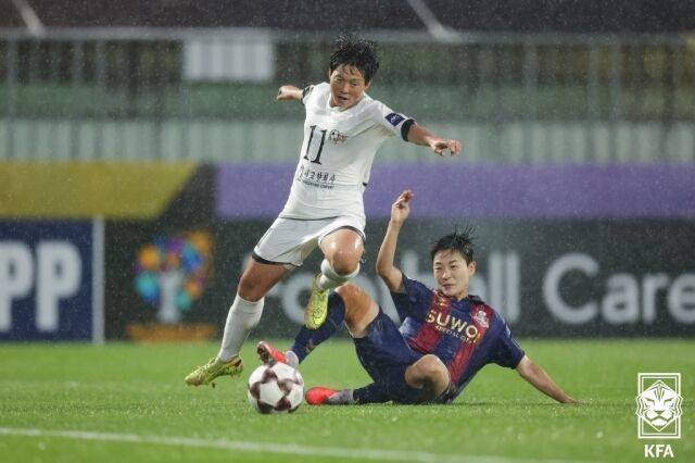 내고향여자축구단과 수원FC위민의 2025-26시즌 AWCL 4강 경기장면/대한축구협회 제공