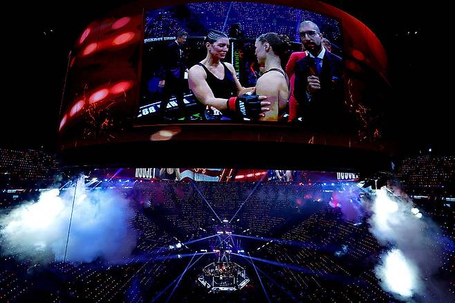 16일 MVP MMA 대회가 열린 미국 캘리포니아주 잉글우드 인튜이트 돔에서 열린 대회장 전경. 대형 스크린을 통해 승자 론다 라우지(오른쪽)와 지나 카라노가 서로 격려하는 모습이 비치고 있다. [게티이미지]