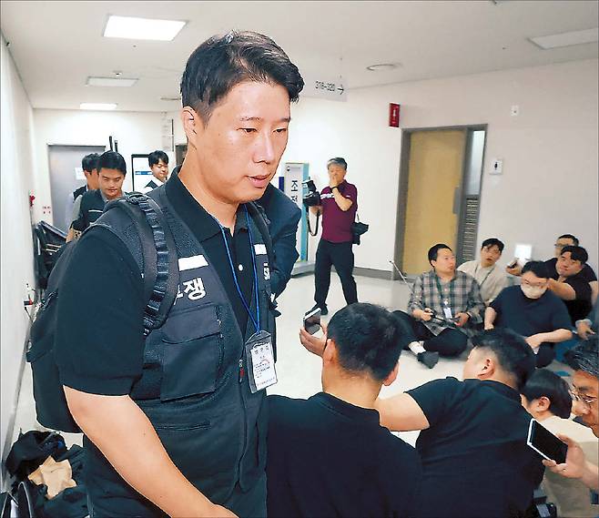 삼성전자 사측 대표교섭위원인 여명구 DS(디바이스솔루션·반도체 사업 담당) 피플팀장이 20일 정부세종청사 중앙노동위원회에서 노사협상 결렬에 따른 입장을 밝힌 뒤 협상장을 떠나고 있다. 아래쪽 사진은 삼성그룹 초기업노동조합 삼성전자지부 최승호 위원장이 총파업 강행 입장을 밝힌 뒤 협상장을 떠나는 모습.  세종=윤창빈 기자