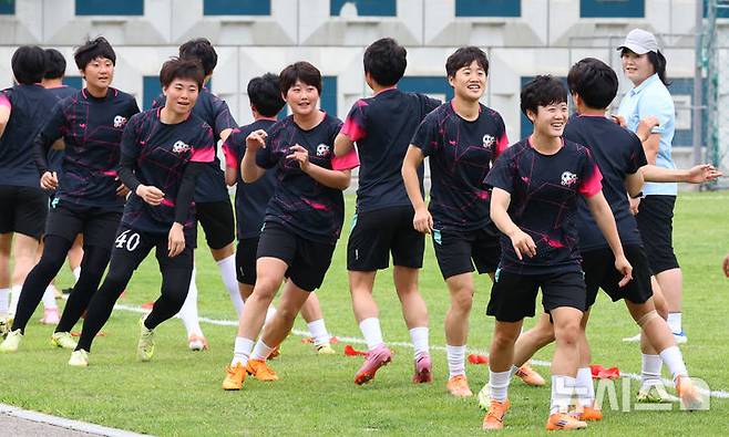 [수원=뉴시스] 황준선 기자 = 북한 내고향여자축구단 선수들이 19일 경기 수원시 수원월드컵경기장 연습경기장에서 훈련을 하고 있다. 내고향여자축구단은 오는 20일 수원종합운동장에서 수원FC위민과 2025~2026시즌 아시아축구연맹(AFC) 여자 챔피언스리그(AWCL) 4강전을 치른다. 2026.05.19. hwang@newsis.com