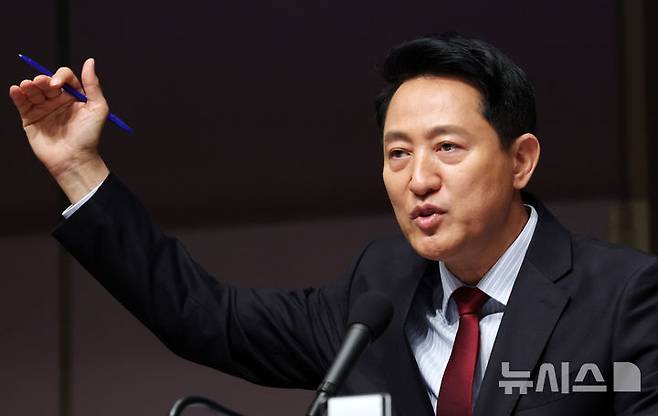 [서울=뉴시스] 전신 기자 = 오세훈 국민의힘 서울시장 후보가 20일 서울 중구 프레스센터에서 열린 관훈토론회에서 패널 질의에 답변하고 있다. 2026.05.20. photo1006@newsis.com