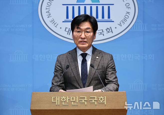 [서울=뉴시스] 김금보 기자 = 박해철 더불어민주당 대변인이 25일 오후 서울 여의도 국회 소통관에서 이혜훈 기획예산처 장관 후보자 지명 철회 관련 브리핑을 하고 있다. 2025.01.25. kgb@newsis.com