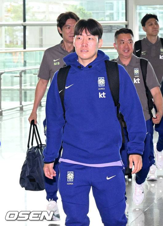 [OSEN=인천공항, 이대선 기자] 홍명보 감독이 이끄는 한국 축구 대표팀이 18일 오후 인천국제공항을 통해 사전 훈련 캠프가 차려지는 미국 유타주 솔트레이크시티로 출국했다.대표팀은 미국 솔트레이크시티에서 사전 캠프를 진행한 이후 6월 5일 과달라하라 베이스캠프로 이동해 본격적인 월드컵 준비에 돌입한다.강상윤이 이동하고 있다. 2026.05.18 /sunday@osen.co.kr