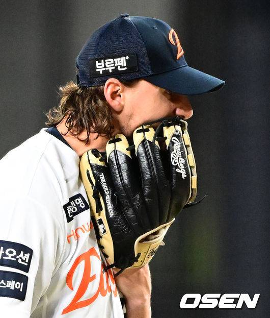 [OSEN=대전, 지형준 기자] 30일 대전 한화생명볼파크에서 2025 신한 SOL Bank KBO리그 포스트시즌 한국시리즈 4차전 한화 이글스와 LG 트윈스의 경기가 열렸다.이날 경기에 한화는 와이스를, LG는 치리노스를 선발투수로 내세웠다. 3회초 수비를 마치고 한화 와이스가 무실점에도 아쉬워하고 있다. 2025.10.30 / jpnews@osen.co.kr