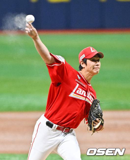 [OSEN=고척, 박준형 기자] 19일 오후 서울 고척스카이돔에서 2026 신한 SOL KBO 리그 키움 히어로즈와 SSG 랜더스의 경기가 진행됐다.이날 경기에서 키움은 박정훈을, SSG는 타케다를 선발투수로 내세웠다.1회말 SSG 선발투수 타케다가 역투하고 있다.      2026.05.19 / soul1014@osen.co.kr