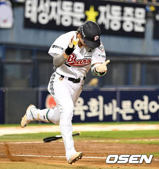 [OSEN=잠실, 이대선 기자] 19일 서울 잠실야구장에서 2026 신한 SOL KBO리그 두산 베어스와 NC 다이노스의 경기가 열렸다.이날 두산은 최민석, NC는 테일러를 선발로 내세웠다.6회말 2사 만루에서 두산 박찬호가 좌중간 3타점 적시 2루타를 치고 환호하고 있다. 2026.05.19 /sunday@osen.co.kr